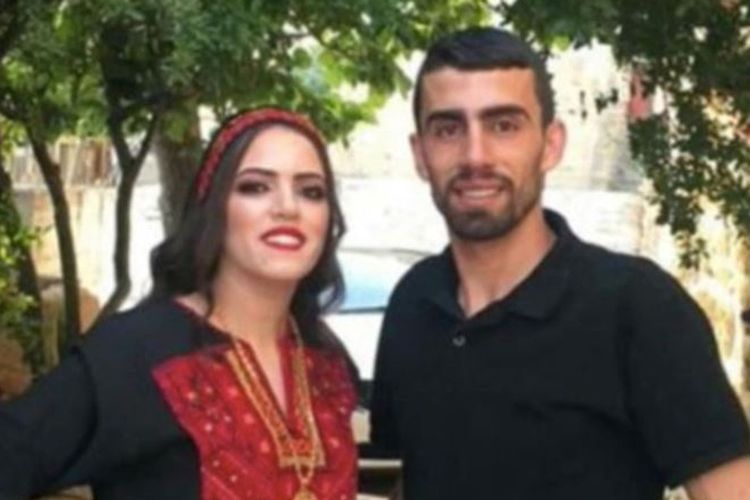 Ahmad Moustafa Erekat dan salah satu saudaranya. Keponakan pejabat tinggi Palestina Saeb Erekat tersebut ditembak mati polisi Israel karena menabrakkan mobil ke pos perbatasan.