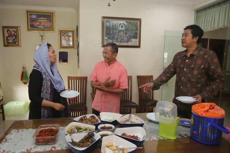 Yenni Wahid (kanan) di kediaman Dahlan Iskan di Surabaya