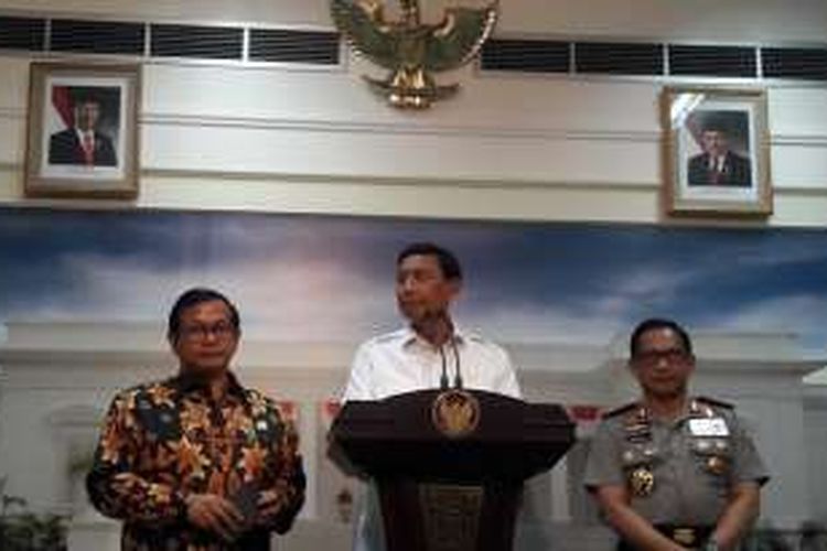 Mekopolhukam Wiranto (tengah), Seskab Pramono Anung (kiri) dan Kapolri Jenderal Tito Karnavian saat konferensi pers tentang keputusan rapat terbatas membahas reformasi hukum jilid II di Kantor Presiden, Jakarta, Selasa (17/1/2017).