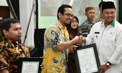 Wagub Uu Bagikan 300 Sertifikat Halal untuk Pelaku Usaha Kecil