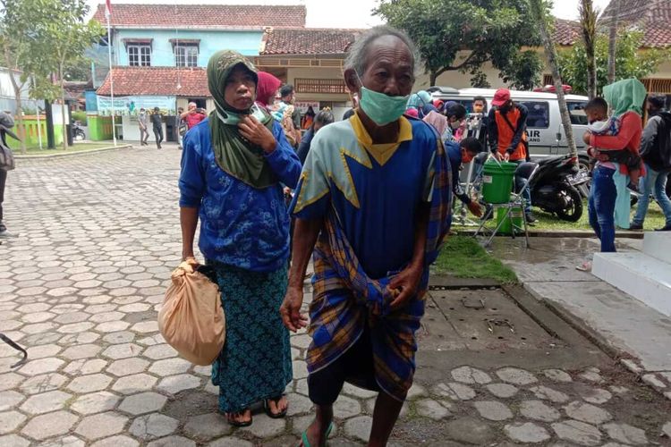 Lansia warga Lereng Merapi wilayah Dusun Babadan 1 Desa Paten, Kecamatan Dukun, mulai tiba di lokasi pengungsian di Balai Desa Banyurojo, Kecamatan Mertoyudan, Kabupaten Magelang, Jumat (6/11/2020).