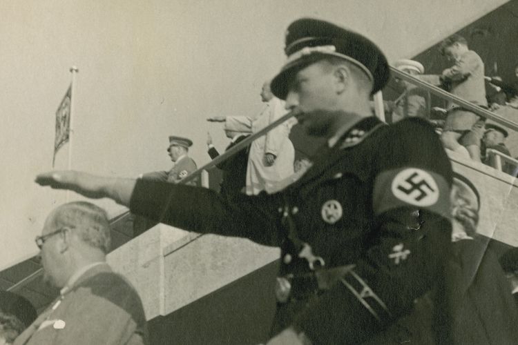 Perwira partai Nazi melakukan hormat Nazi