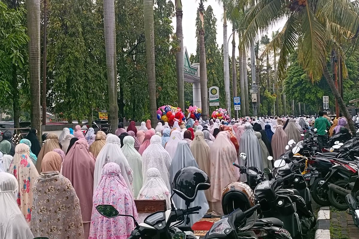 Umat Muslim Muhammadiyah menggelar sejadah di sepanjang Jalan Pondok Kopi Raya, Kecamatan Duren Sawit, Jakarta Timur, Jumat (21/4/2023).