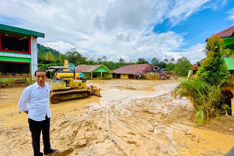 Presiden Joko Widodo meninjau lokasi banjir bandang di Desa Banjaririgasi, Kecamatan Lebak Gedong, Kabupaten Lebak, Provinsi Banten, Selasa (7/1/2020). 