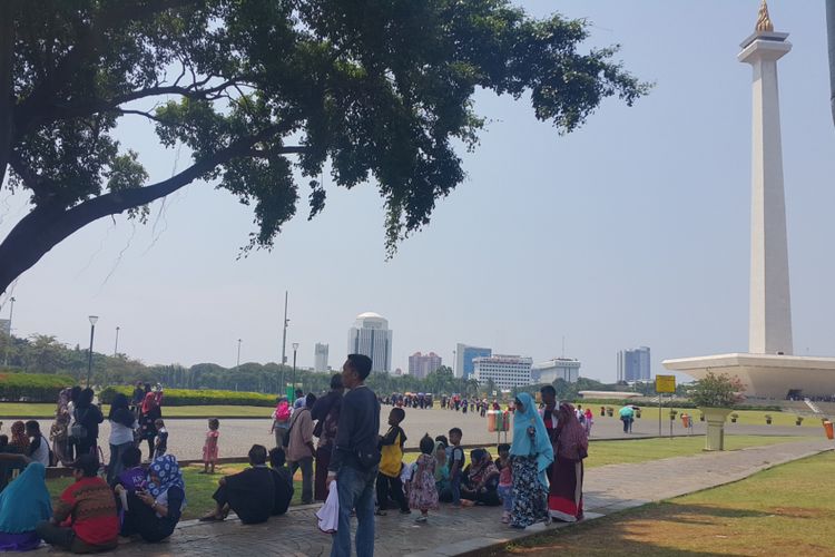 Suasana Kawasan Monas pada libur tahun baru Islam 1439 Hijriyah, Kamis (21/9/2017). Sekitar 20.000 warga mengunjungi Monas pada hari libur ini.