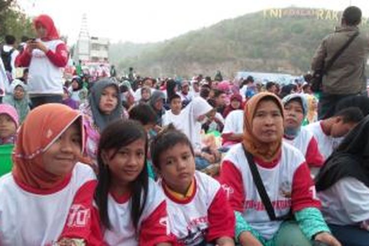 Subihat (kanan) bersama anak cucunya turut memeriahkan HUT ke-70 TNI di Dermaga Indah Kiat Cilegon, Banten, Senin (5/10/2015).