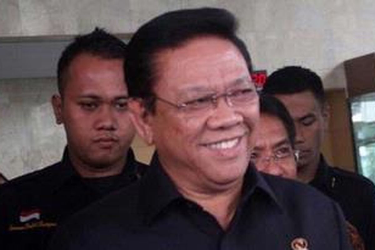 Menteri Koordinator Kesejahteraan Rakyat, Agung Laksono usai memenuhi panggilan Komisi Pembrantasan Korupsi (KPK) di Gedung KPK, Jakarta, Jumat (6/7/2012). Panggilan ini terkait perubahan Peraturan Daerah No. 6 tahun 2010 provinsi Riau tentang Dana Pengikatan tahun jamak pembangunan venue Pekan Olahraga nasional (PON).