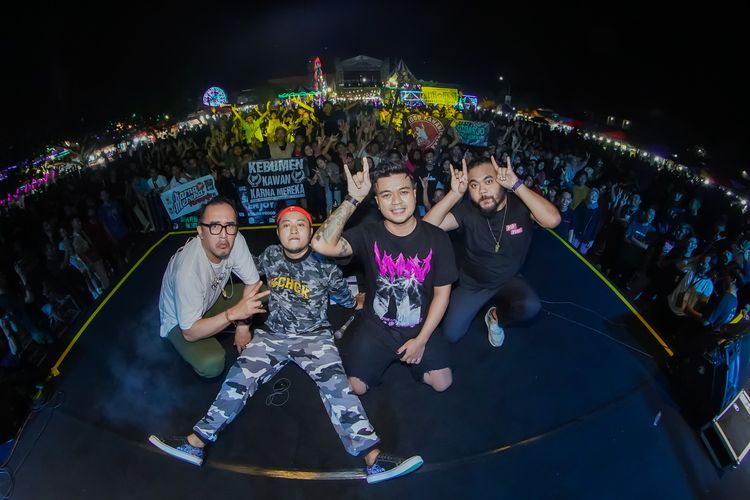 Grup musik punk dari Kulon Progo, Karnamereka, manggung di Manunggal Fair 2022 di Taman Budaya Kulon Progo, Wates, Kulon Progo, Daerah Istimewa Yogyakarta. Penggemarnya fanatik dari berbagai kota di pulau Jawa. Grup ini sedang viral dengan lagi Ayah Ibu. Tampak personel lengkap Karnamereka usai manggung, yakni Fafa, Penot, Heroherda dan Candra.