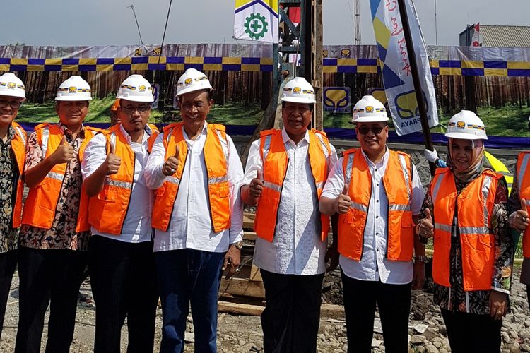 Direktur Jenderal Penyediaan Perumahan Kementerian PUPR Khalawi Abdul Hamid usai melakukan Ground Breaking Rusunawa untuk Masyarakat Berpenghasilan Rendah (MBR) di Kota Magelang, Rabu (16/5/2018)