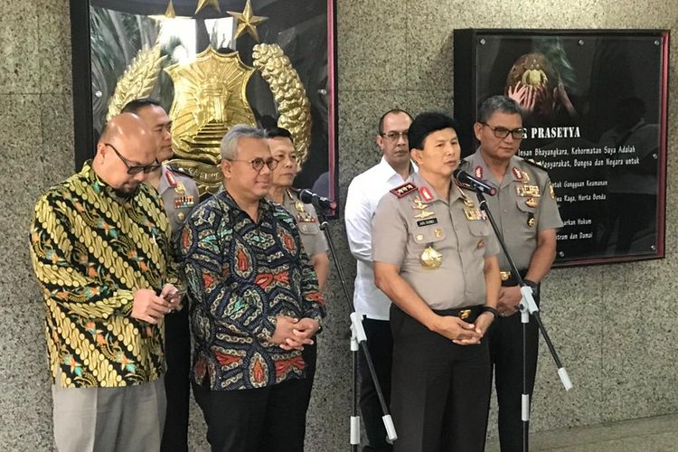 Ketua KPU Arief Budiman (kedua dari kiri) saat konferensi pers setelahnya, di Rupatama Mabes Polri, Jakarta Selatan, Rabu (7/8/2019).