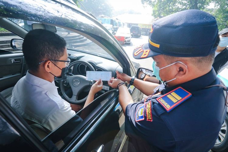 Seorang petugas sedang mengecek emisi. Pengecekan emisi makin dimasifkan untuk memperbaiki udara di Bandung.