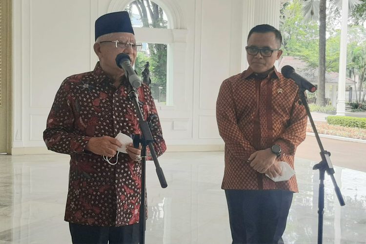 Wakil Presiden Ma'ruf Amin dan Menteri Pendayagunaan Aparatur Negara dan Reformasi Birokrasi Abdullah Azwar Anas memberikan keterangan pers seusai acara pencanganan reformasi birokrasi tematik di Istana Wakil Presiden, Jakarta, Senin (5/12/2022).