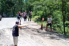 Diterjang Hujan Lebat, Jalan Wonogiri-Pacitan Ambles hingga Satu Meter