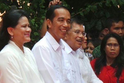 Usai Deklarasi, Jokowi-JK Bergantian Cium Bendera Merah Putih