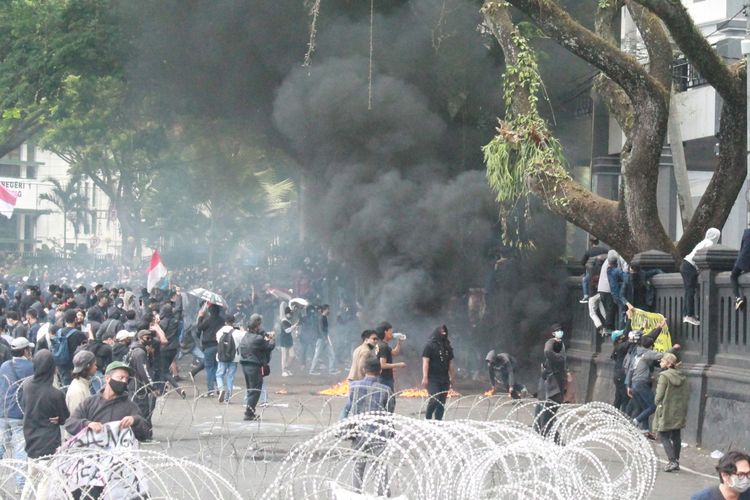 Massa aksi yang menolak Undang-undang Omnibus Law di depan gedung DPRD Kota Malang, Kamis (8/10/2020).