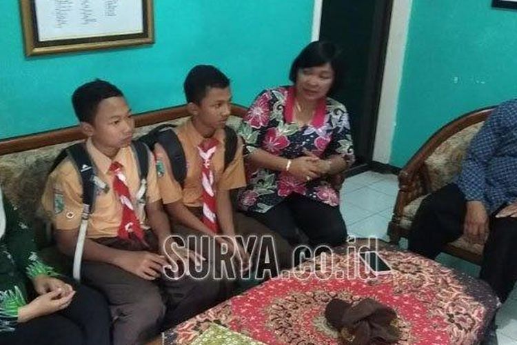 Travis dan Nur Hamid, dua dari empat siswa yang viral setelah mengembalikan dompet yang ditemukan di pinggir jalan ke pemiliknya saat dipanggil di ruang guru di SMPN 8 Kota Blitar, Jumat (9/8/2019). 



