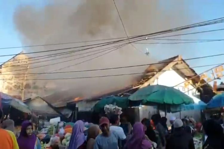 Pedagang Pasar Waru, Kecamatan Waru, Kabupaten Pamekasan, Jawa Timur lari berhamburan karena kebakaran melanda salah satu kios pada Sabtu (30/3/2024).