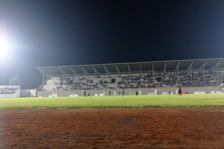 Masyarakat penuhi tribun sisi barat Stadion Semeru Lumajang saat tim Mahamaeru FC Vs Timnas Legend, Jumat (15/4/2022)