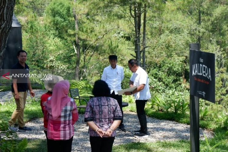 Presiden Jokowi dan rombongan saat mengunjungi The Kaldera Toba Nomadic Escape di Kabupaten Toba Samosir, Sumatera Utara pada Selasa (30/7/2019)