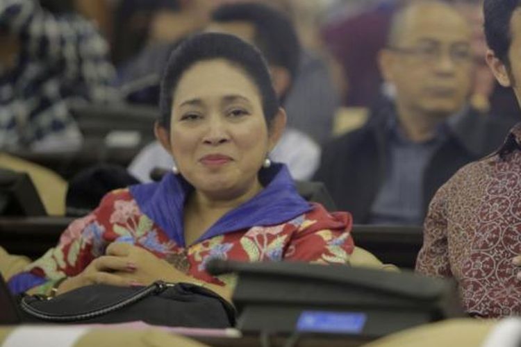 Anggota baru DPR-RI dari fraksi Golkar Titiek Soeharto dan Moreno Soeprapto dari fraksi Gerindra hadir dalam geladi resik Sidang Paripurna MPR RI Awal Masa Jabatan Periode 2014-2019 di Gedung MPR/DPR, Senayan, Jakarta, Selasa (30/9/2014). Sebanyak 560 anggota baru Dewan Perwakilan Rakyat (DPR) akan dilantik pada Rabu 1 Oktober 2014.