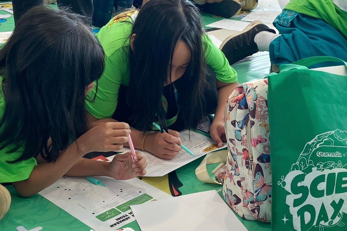 Peserta Gramedia Science Day mengerjakan soal tahap teori dalam kompetisi sains ini.