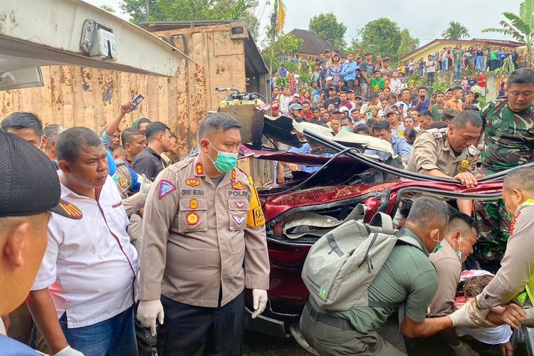 Kecelakaan di Jalan lintas Siantar-Saribudolok, tepatnya di wilayah Bulu Pange, Kelurahan Merek Raya, Kecamatan Raya, Kabupaten Simalungun, Provinsi Sumatera Utara (Sumut), Rabu (24/1/2024).  Kejadian ini mengakibatkan enam orang tewas.
