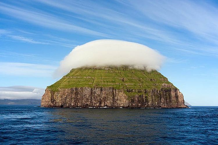 Dalam cuaca cerah, Pulau Litla Dimun selalu bertudung awan istimewa.