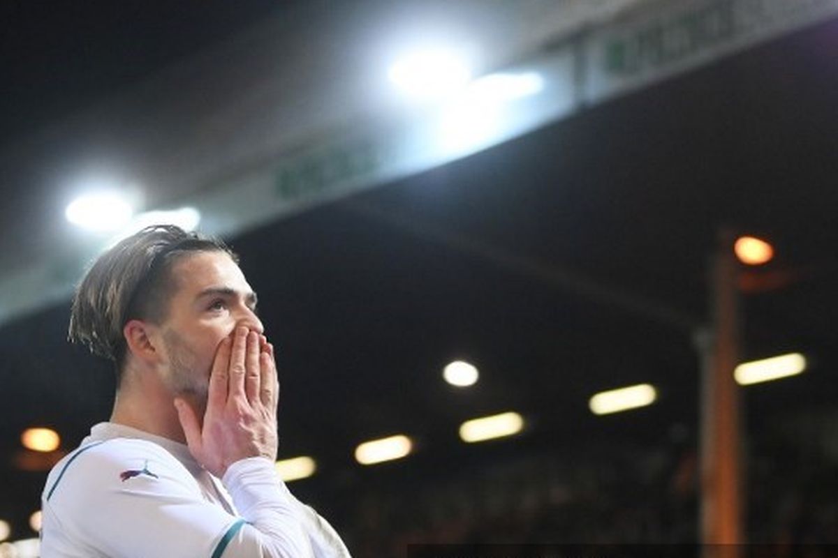 Gelandang Manchester City, Jack Grealish, berselebrasi seusai mencetak gol dalam pertandingan putaran kelima Piala FA antara Peterborough United vs Manchester City di ABAX Stadium, Selasa (1/3/2022) atau Rabu dini hari WIB.