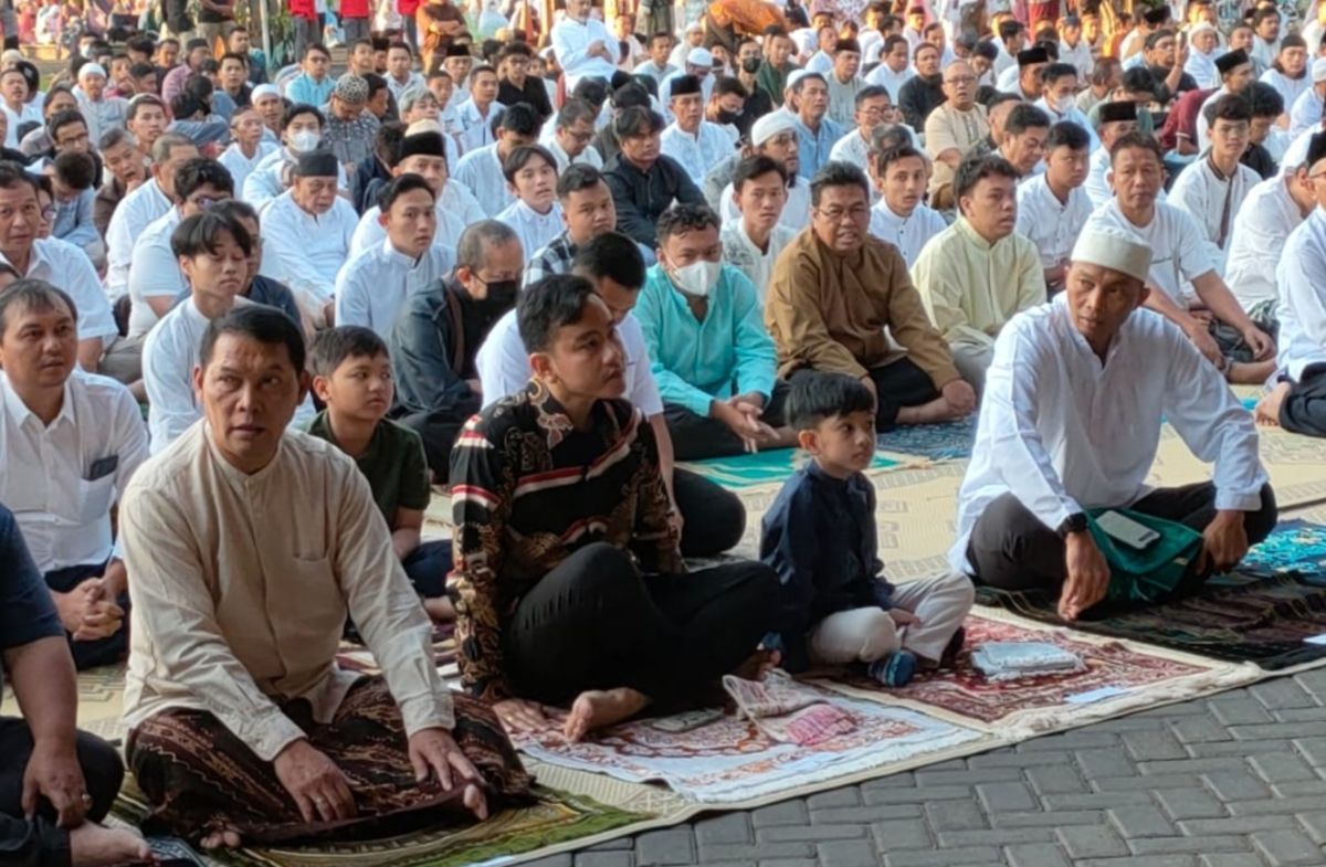 Shalat Idul Adha di Balai Kota Solo, Gibran Datang bersama Selvi Ananda dan Jan Ethes