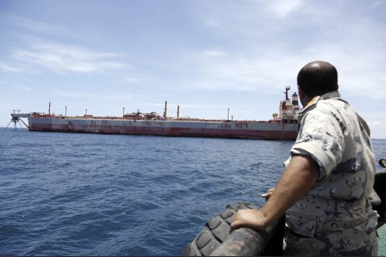 kapal tanker FSO Safer dibiarkan membusuk di Laut Merah, Yaman sejak 2015 setelah negara ini dilanda perang saudara.