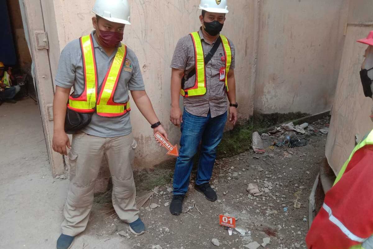 Petugas kepolisian melakukan olah tempat kejadian perkara terjatuhnya pekerja pabrik semen indonesia di Tuban