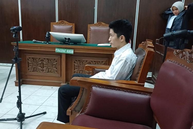 Bayu Firlen (BF) saat hadir dalam putusan kasus penyebaran konten pornografi mirip artis Rebecca Klopper di Pengadilan Negeri Jakarta Selatan, Kamis (18/1/2024). 