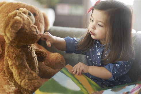 Latih Keterampilan Empati Anak dengan Bermain Boneka