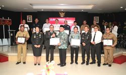 Bantu LP Batulicin, Bupati Tanah Bumbu Terima Penghargaan dari Kanwil Kemenkumham Kalsel