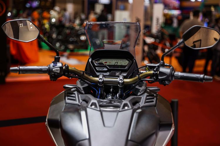 New Honda CB150X dalam gelaran GAIKINDO Indonesia International Auto Show (GIIAS) 2021 di ICE, BSD, Tangerang Selatan, Jumat (12/11/2021). PT Astra Honda Motor (AHM) resmi meluncurkan New Honda CB150X. Motor sport adventure touring kelas pemula dari jajaran CB-Series.