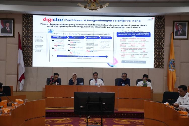 Direktur Utama Telkom Dian Siswarini saat memberikan pemaparan terkait Digistar pada acara Seminar Telkom AI Connect di Universitas Negeri Padang pada Senin (27/10/2025).
