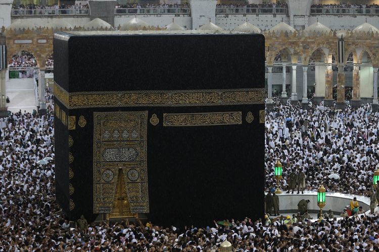 Umat Islam sedang beribadah mengitari Kabah (tengah). Gambar diambil pada 31 Mei 2019. 