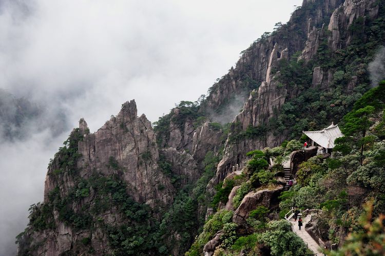 Ilustrasi pegunungan Huangshan di China.