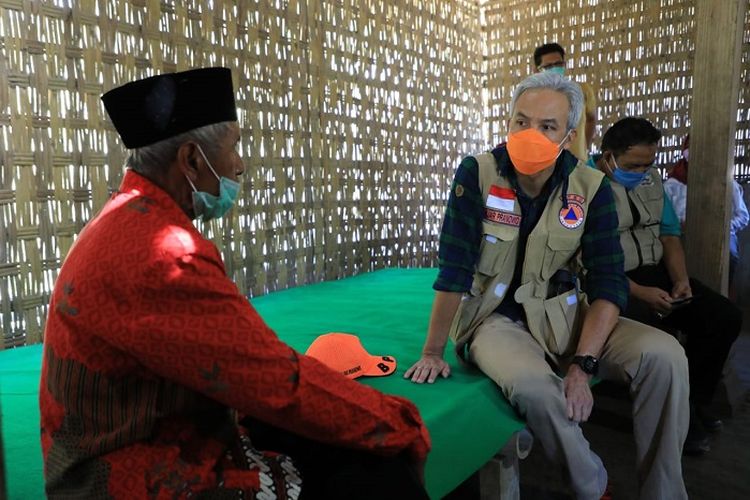 Gubernur Jateng Ganjar Pranowo, saat berbincang dengan Mbah Padmo, di Dusun Girpasang, Kabupaten Klaten.