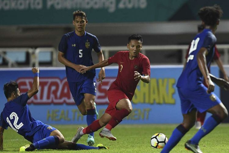 Pesepak bola Timnas U-19 Syahrian Abimanyu (kedua kanan) melewati hadangan pesepak bola Thailand U-19 Chaiwat Weerakijphanich (kiri) saat laga PSSI 88th U19 International Tournament di Stadion Pakansari, Cibinong, Bogor, Jawa Barat, Minggu (23/9/2018). Pertandingan tersebut berakhir imbang dengan skor 2-2.