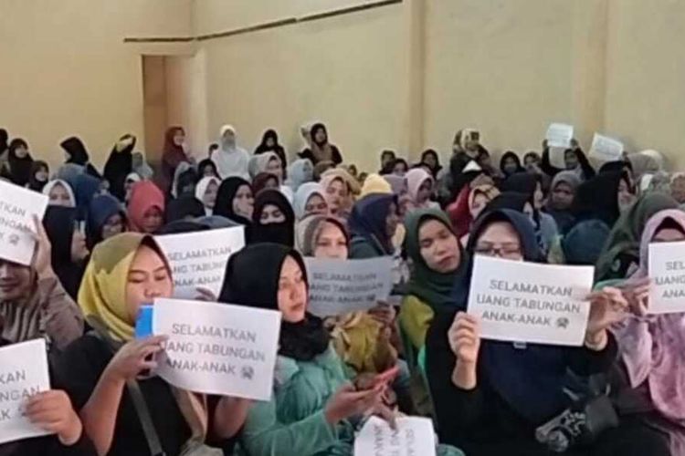 Ratusan ibu-ibu orangtua siswa SD di Tasikmalaya berunjukrasa menagih uang tabungan siswa Rp 800 juta ke esk Kepala Sekolahnya di Kantor Desa Pakemitan, Ciawi, Kabupaten Tasikmalaya, Jawa Barat, Sabtu (22/7/2023).