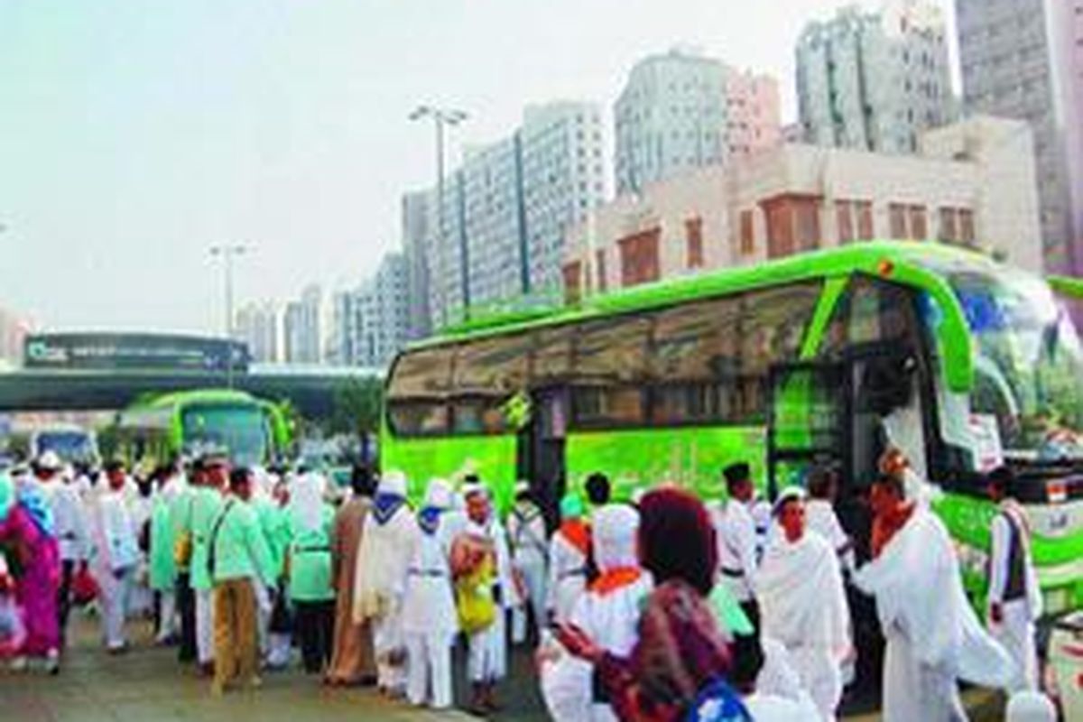 Sebagian jemaah haji Indonesia kesulitan mendapat bus untuk kembali ke pemondokan akibat lambannya bus yang menjemput mereka seusai melaksanakan ibadah di Masjidil Haram, Mekkah, Sabtu (22/11).
