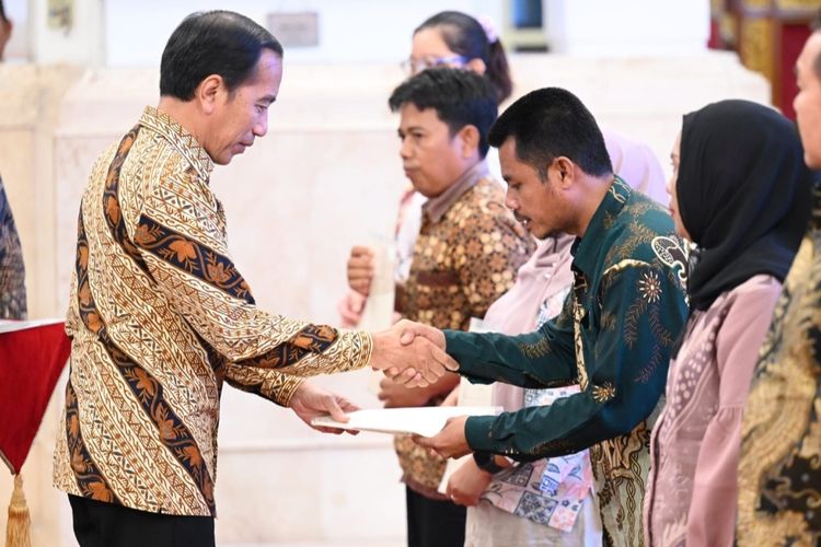 Presiden Joko Widodo saat meluncurkan sekaligus menyerahkan secara simbolis sertifikat tanah elektronik seluruh Indonesia dalam acara yang digelar di Istana Negara, Jakarta, pada Senin (4/12/2023).