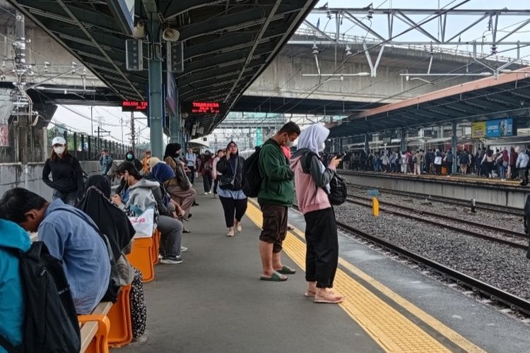 Penumpang BAB di Kereta, KCI Imbau Pengguna KRL Gunakan Toilet Stasiun Sebelum Perjalanan