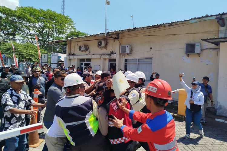 Demo Sengketa Tanah di Banyuwangi Ricuh, Massa Tuding Perusahaan Serobot Lahan