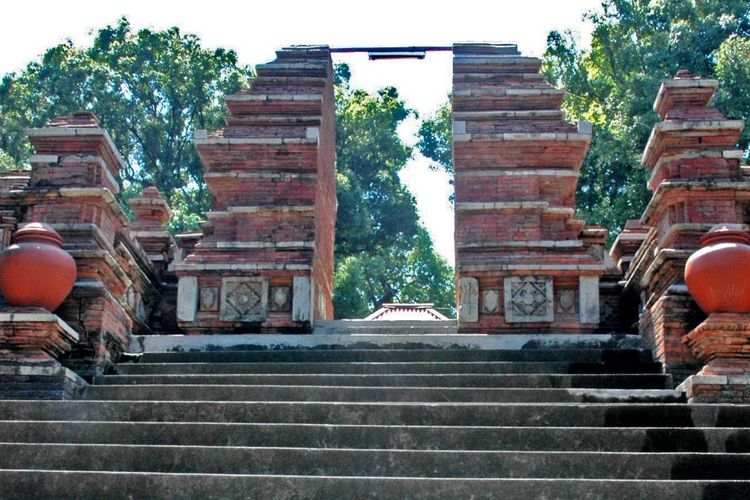 Gapura Supit Urang secara simbolis merupakan gapura pertama untuk masuk ke Kompleks Makam Imogiri.