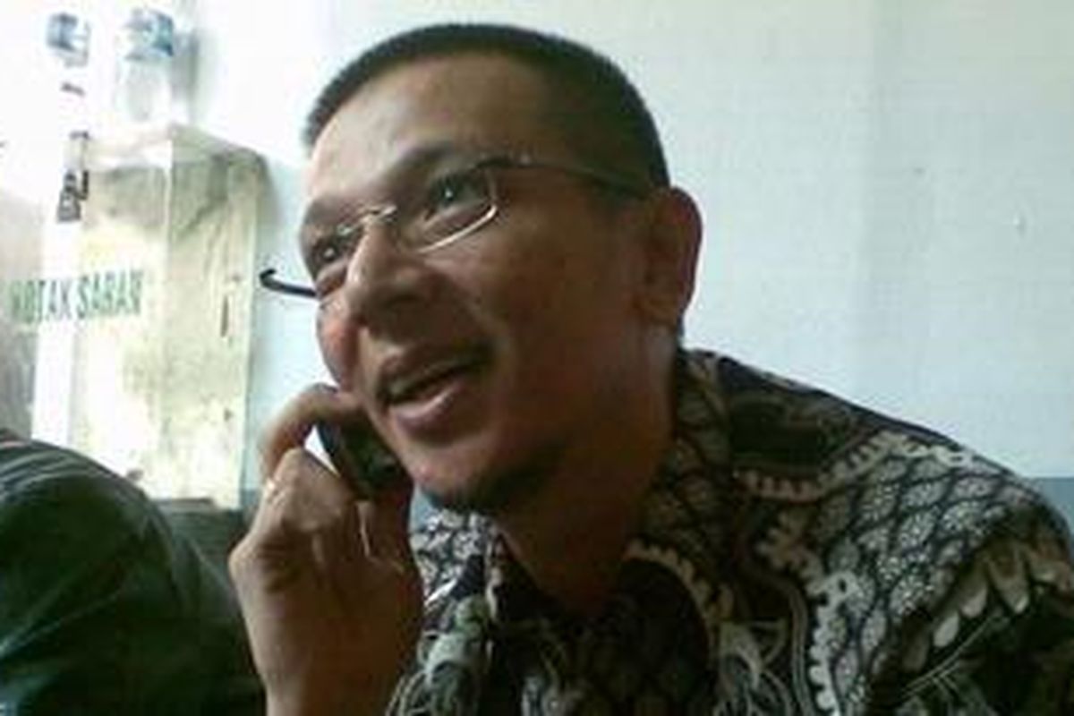 Sher Mohammad Febri Awan (42) alias Febri, terdakwa kasus pembunuhan Raafi Aga Winasya Benjamin, siswa SMA Pangudi Luhur, saat menantikan sidang perdana di Pengadilan Negeri Jakarta Selatan, Senin (2/4/2012).