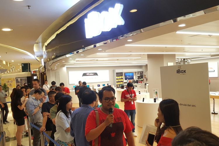 Suasana antrean calon pembeli iPhone X di iBox Central Park Mal, Jakarta, Jumat (22/12/2017) pukul 10.00 WIB.
