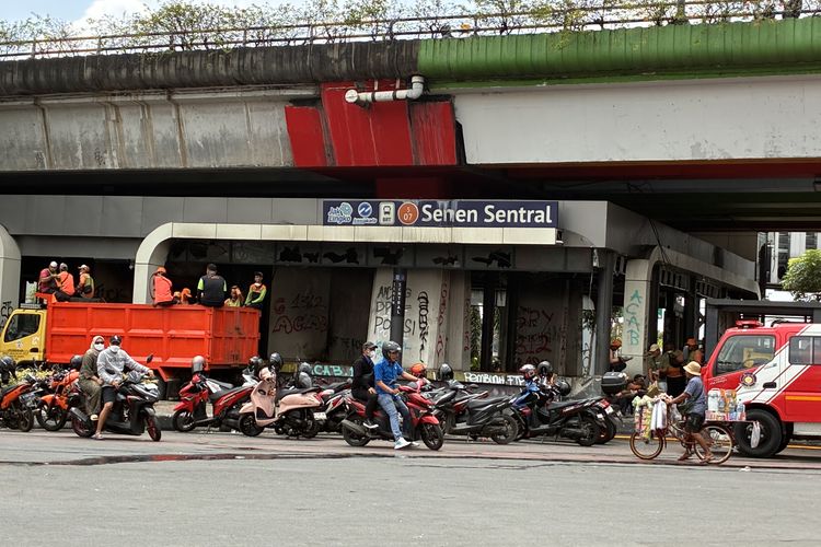 Petugas kebersihan bersama prajurit TNI membersihkan jalan di kawasan Mako Brimob Polda Metro Jaya Kwitang Jakarta Pusat pada Minggu (31/8/2025).