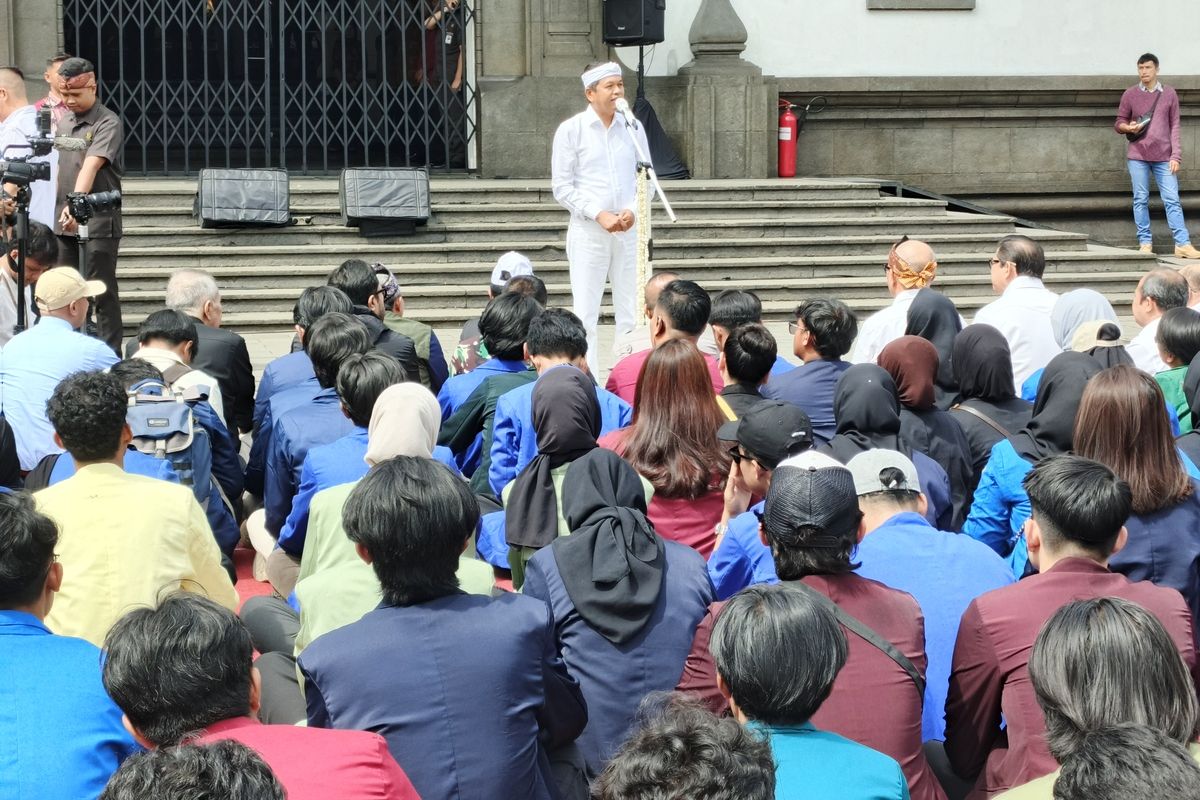 Gubernur Jabar, Dedi Mulyadi saat membuka forum dialog antara pemerintah dan kelompok mahasiswa di Halaman Gedung Sate, Kota Bandung, Rabu (3/9/2025).